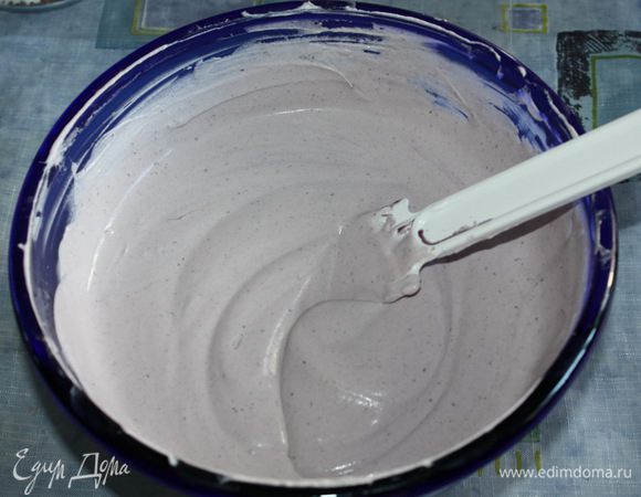 Хорошо охлажденные сливки взбиваем с сахарной пудрой до пышного состояния. Объем сливок должен увеличиться вдвое. Добавляем семена ванили (1 стручок).