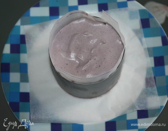 Смешиваем сливки с черникой при помощи лопатки. Выкладываем мороженое в кондитерское кольцо, которое закрыли пищевой бумагой изнутри. Так легче будет извлекать застывший десерт. Или можно подавать классическим способом в виде шариков. Для разнообразия я использовала два способа.