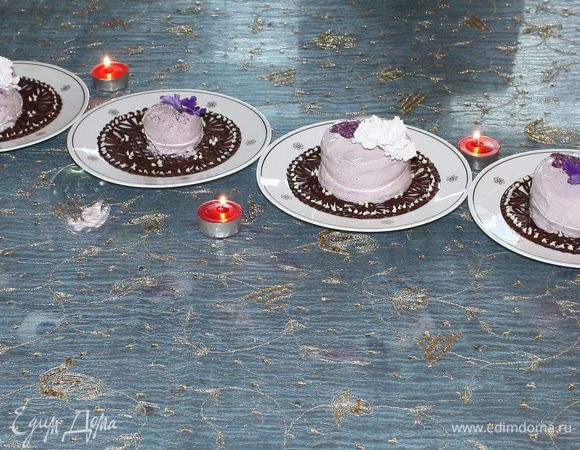 Выкладываем готовое мороженое на шоколадное блюдце и украшаем фиалковым сахаром. 