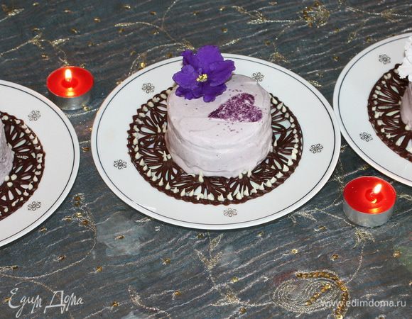 На каждую порцию кладем цветок живого цветка фиалки для декора. 