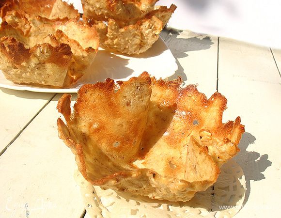 Выпекаем 3-5 минут в разогретой до 210 градусов духовке.  Следим за готовностью.
Готовые корзиночки  – золотистого цвета, главное чтобы края не подгорели.
Еще горячие корзиночки  быстро снять с противня и переложить на округлую поверхность и дать остыть.
