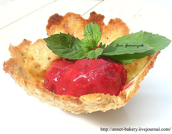 Добавляем еще сиропа и перемалываем до однородной глянцевой текстуры, которая держит форму.