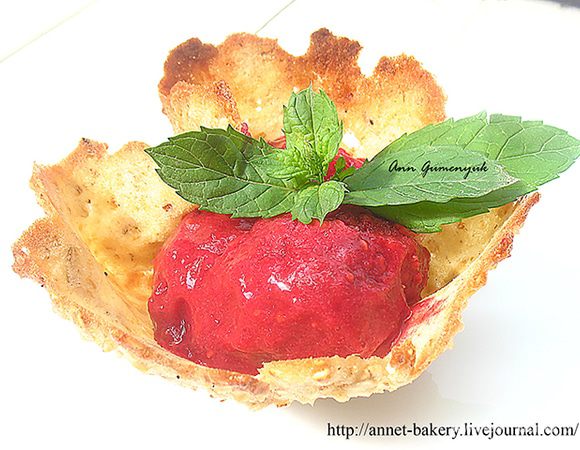 Подаем готовый сорбет в хрустящих корзинка, украшенный свежей мятой.
Приятного лета! 