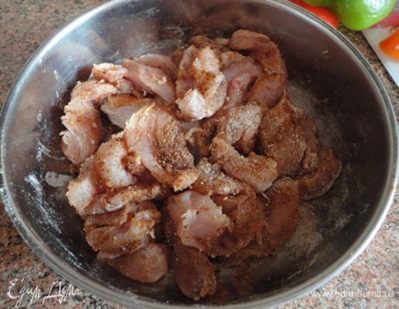 Поставить вариться рис в 2 литрах подсоленной воды. Мясо индейки или курицы нарезать полосками, посыпать черным перцем и мукой.