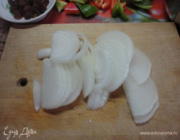 Лук нарезать тонкими полукольцами.