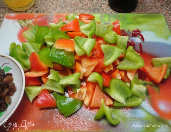 Перец почистить и нарезать треугольниками.