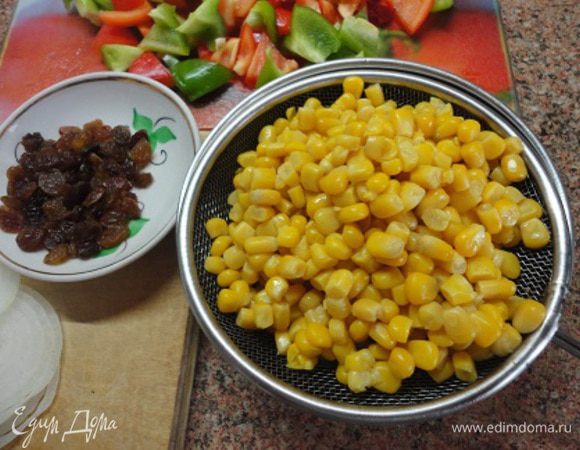 Кукурузу откинуть на дуршлаг. Я указала чистый вес продукта без жидкости.