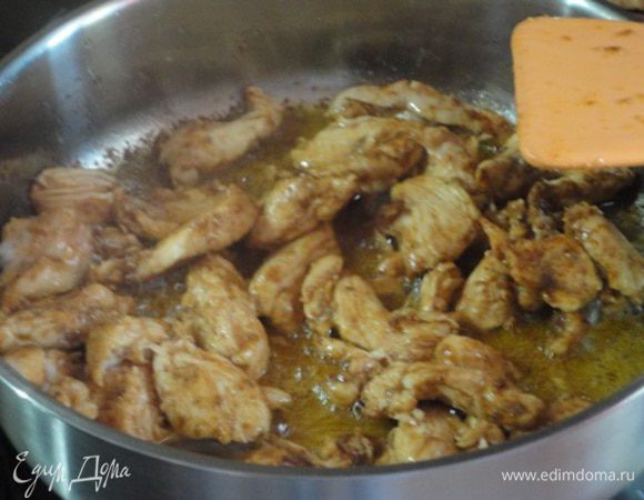 В большой сковороде разогреть растительное масло, добавить сливочное, растопить и обжарить в нем мясо минуты три.