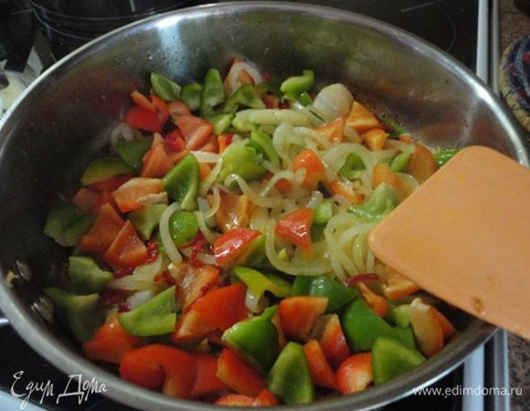 Затем мясо снять со сковороды, а в оставшемся жире спассеровать лук до золотистого цвета. Добавить нарезанный перец и тушить его 2 минуты.