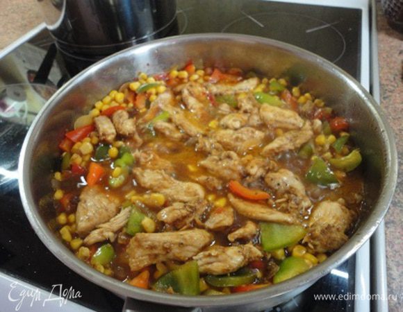 Добавить кукурузу и изюм, влить куриный бульон, томатный и соевый соус и выложить мясо. Потушить на слабом огне примерно 3 минуты.