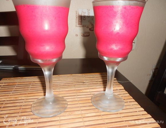 Готовый напиток процедить от косточек малины. Налить в бокалы. Освежайтесь. Вкусный напиток. Хорошая себестоимость.