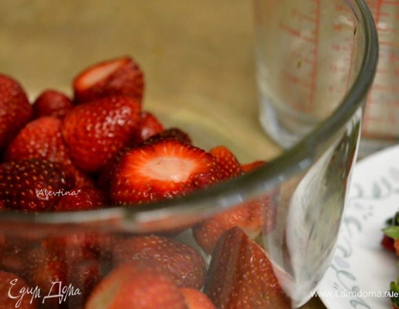 Клубнику помыть, плодоножку вырезать ножом.