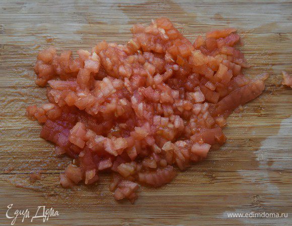 Крупный помидор обдать кипятком, снять кожуру. Освободить от семян и сока. Мелко нарезать мякоть.

