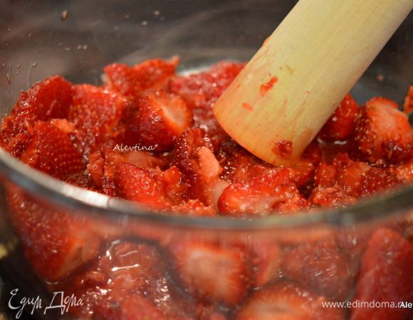 Ягоды раздавить картофельной толкушкой.