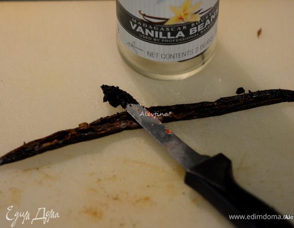 Добавить сахар, сок лимона. Разрезать ванильный стручок и соскрести ножом содержимое стручка.