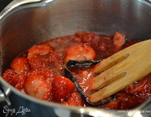 Добавить  в клубнику, перемешать. Переложить содержимое в кастрюльку, стручок разрезанный. Поставить на огонь, часто помешивая, примерно 10 мин. Остудить, стручок ванильный убрать.