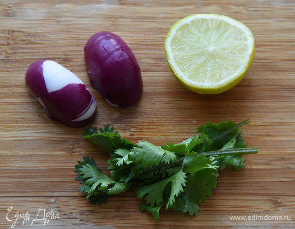 Луковицу и кинзу также мелко нарезать. 
Кинзу берем по вкусу. Она должна лишь подчеркнуть вкус овощей, сделать их ярче.