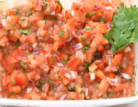 Овощи смешать в миске, заправить оливковым маслом. Добавить сок лайма. Посолить, поперчить по вкусу и убрать до подачи в холодное место.
