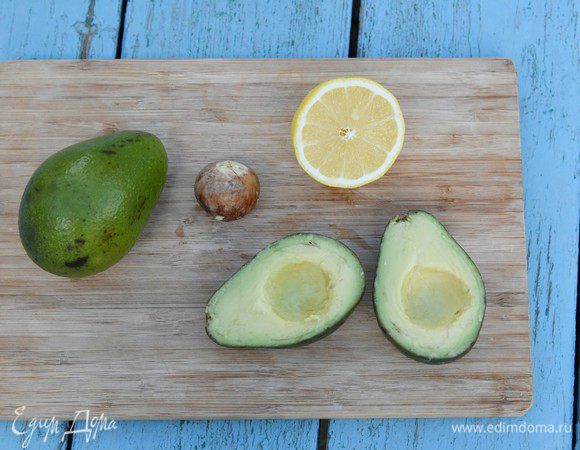 Авокадо разрезать пополам, аккуратно вынуть косточку. Сбрызнуть лимонным или лаймовым соком, чтобы авокадо не потемнел.

