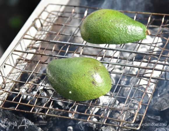 Запекать на гриле 5-7 минут на среднем жаре, чтобы весь авокадо немного пропекся - стал помягче, но не зажарился совсем. 
