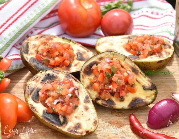 Снять авокадо с огня, (можно немного посолить всю поверхность) и в середину выложить охлажденную сальсу. 
Подавать авокадо-гриль тёплым, вкуснее всего  с хрустящим хлебом. 