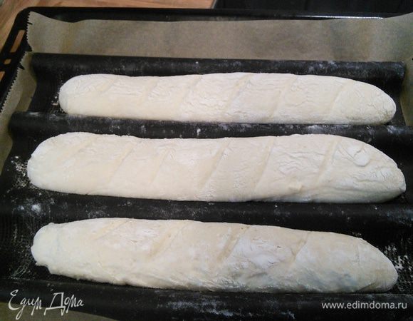 и поставьте в тёплую под плёнкой духовку, разогретую до 25°С на 30 минут. Я приобрела специальную багетную силиконовую форму. Удобно. Можно соорудить форму из фольги. 