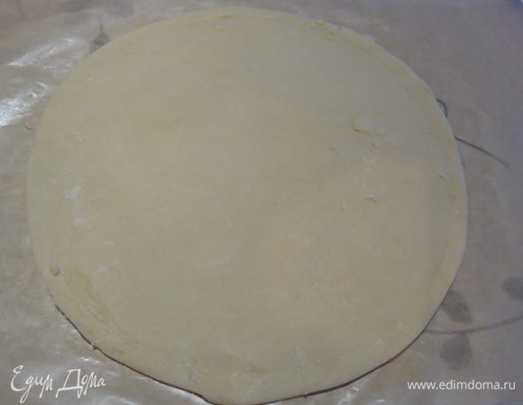 Раскатайте тесто в круг. Выровняйте ножом края.