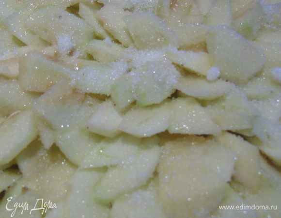 Присыпьте яблоки сахаром и сбрызните растопленным сливочным маслом. Выпекайте 45 минут, до золотистого цвета.