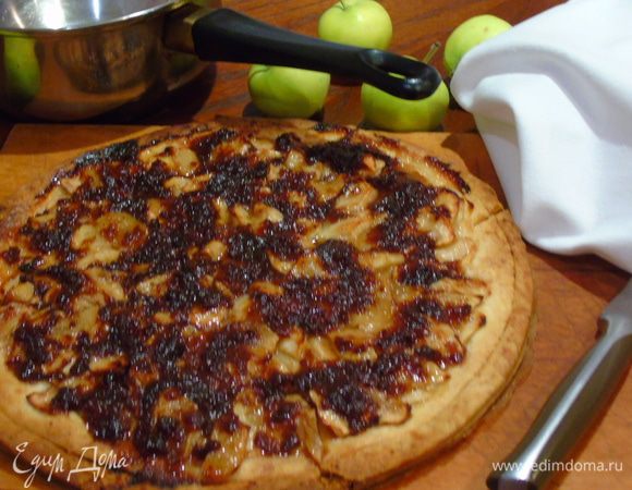 Нагрейте абрикосовый джем и с помощью кисточки смажьте яблоки. Отправьте еще в духовку на 5-10 минут. Подавайте теплым, хотя и остывший он очень вкусен. Приятного чаепития!!!