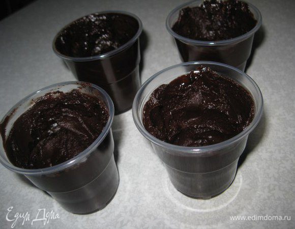 Я взяла маленькие пластиковые стаканчики. Чайной ложкой внутри размазываем шоколад и ставим в холодильник минимум на 40 минут. У меня они стояли целые сутки, т.е. такие шоколадные стаканчики можно приготовить заранее.