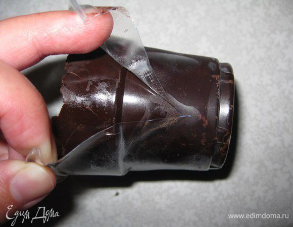 Ножницам сверху по бокам разрезаем стаканчики. Потом я аккуратно пальцами разорвала дальше пластиковый стаканчик и вынула шоколадный.
Пока делаем крем, шоколадные стаканчики находятся в холодильнике.