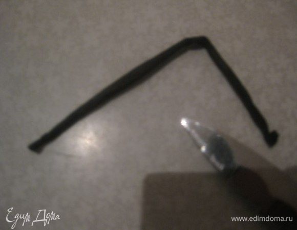 Ванильный стручок разрезать в длину и кончиком ножа соскрести семена. Добавить их в яичный белок с сахарной пудрой. Стручок можно положить в банку с сахаром или сахарной пудрой для аромата.