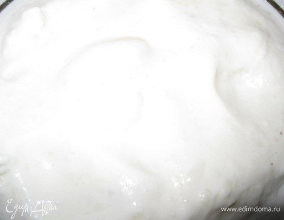 Добавляем охлажденные сливки и аккуратно взбиваем в пышную пену. Получается очень ароматный, нежный и вкусный крем.