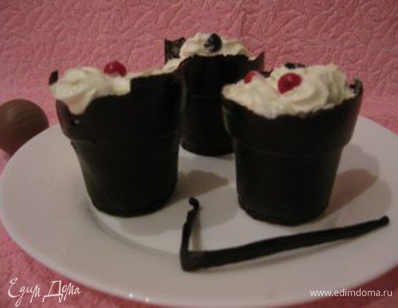 Из кондитерского мешка сливочно-ванильный крем высадить в стаканчики и украсить ягодами.
Приятного аппетита!