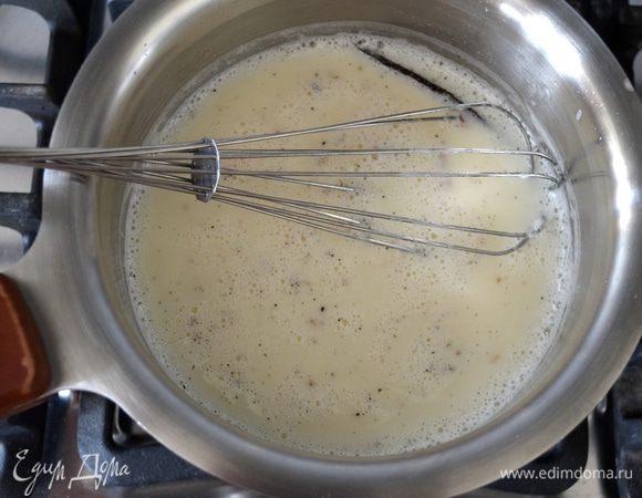 Влейте в кастрюльку молоко с медом. Ванильный стручок надрежьте по всей длине и извлеките все его содержимое с семенами. Положите в молоко семена ванили и сам стручок. Доведите смесь почти до кипения, помешивая.