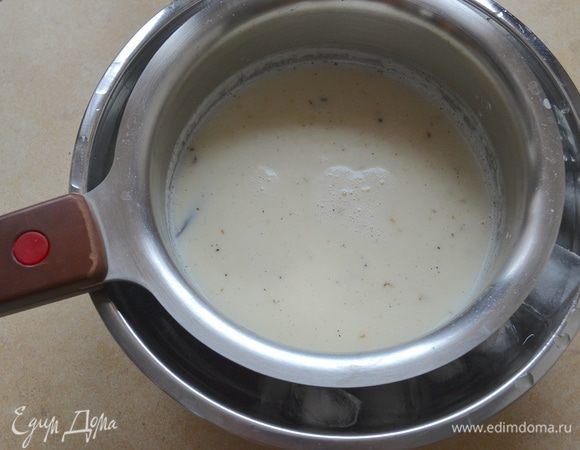 Снимите с огня и охладите, поставив кастрюльку в глубокую миску, заполненную холодной водой со льдом.