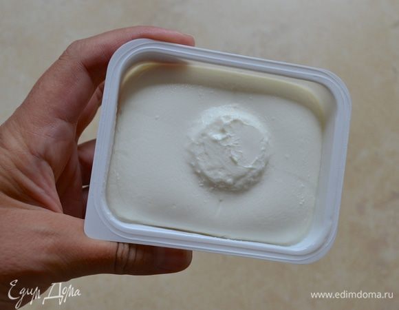 В рецепте используется сыр кварк (quark). Это мягкий немецкий сыр, немного похожий на творог. Но так как я часто встречала рецепты приготовления чизкейков с этим сыром, то в отдельных случаях за неимением сыра кварк заменяла его на сыр Филадельфия с одинаковым результатом.