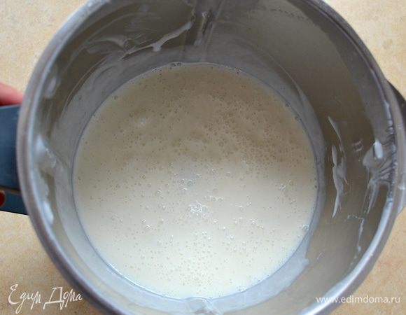 Удалить из охлажденной смеси стручок ванили, добавить мягкий сыр и взбить смесь в блендере до однородности.