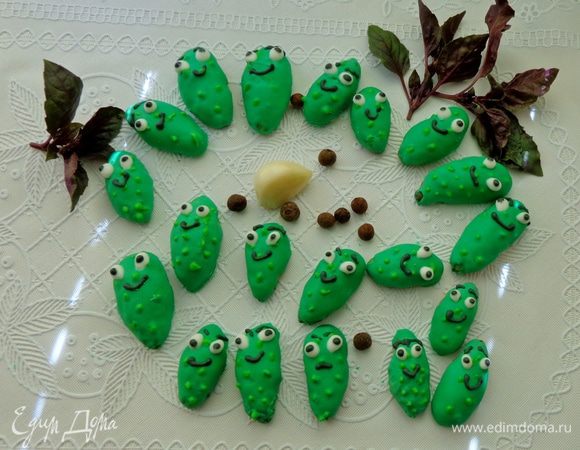 После выпечки хорошо остудить и покрыть зеленым айсингом. Когда он застынет, навести последние штрихи, превратив их в огурчики.