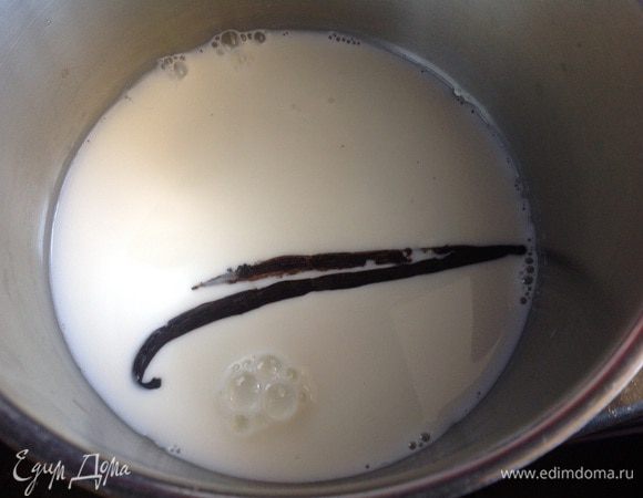 Сливки подогрейте со стручком ванили, на не кипятите! Охладите, ваниль выложите.
