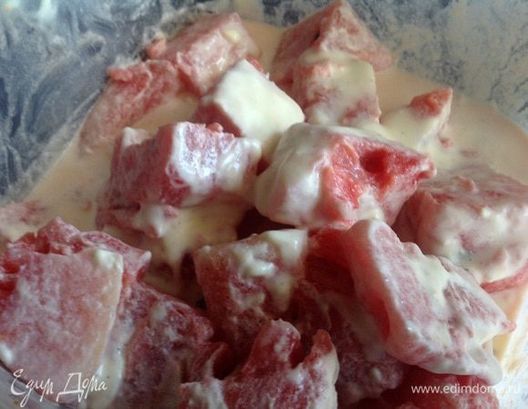 Половину крема вылейте на арбуз, аккуратно перемешайте и поставьте на 20 минут в холодильник, чтобы пропитался. Остаток крема тоже поставьте в холодильник.