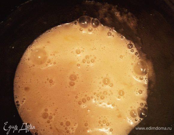 Взбить яйца с сахаром.