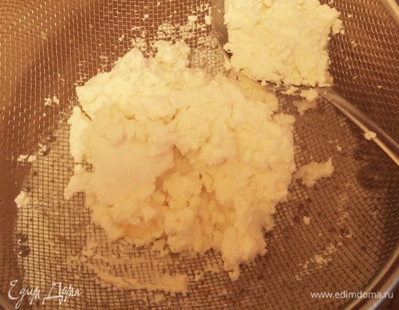 Перетереть творог через сито, чтобы не было комочков.