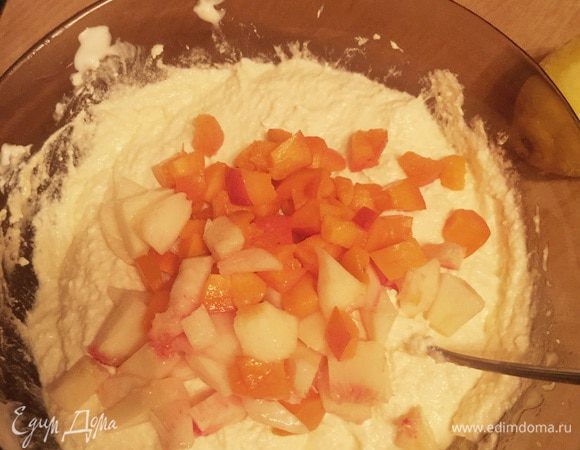 Потом в творог добавить яйца, сметану, мед, ванилин, манку и в самом конце нарезанные персики. Хорошо и аккуратно перемешать.