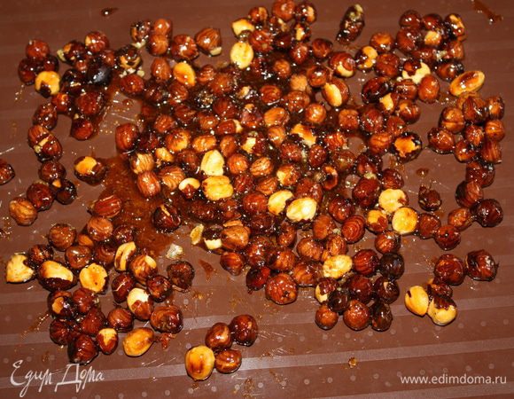 Всю ореховую массу выкладываем на силиконовый коврик или пергамент. Распределяем по всей поверхности и оставляем застывать. Это занимает около 15 минут.
