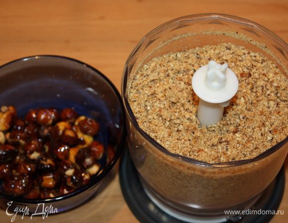 Небольшую часть целых карамельных орешков оставляем для украшения, а остальные измельчаем в блендере. Пралине готово.