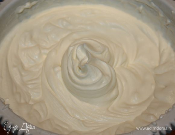 Сливки взбиваем в пышную пену. В отдельной посуде взбиваем маскарпоне (комнатной температуры) со 150 граммами сахарной пудры и ванилью. При помощи лопатки сливки смешиваем с маскарпоне.