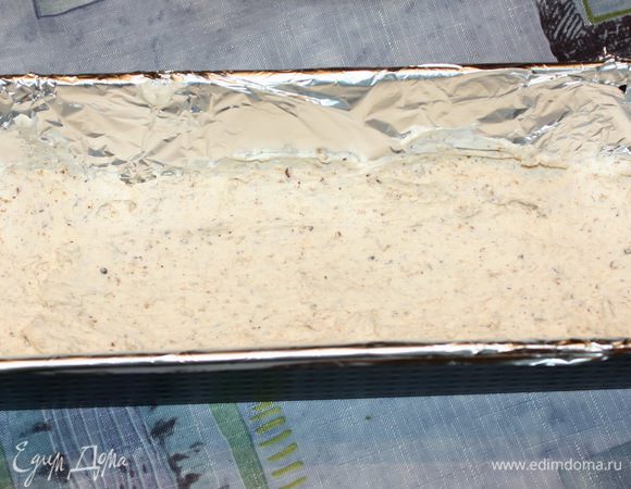 Сборка. Форму застилаем фольгой и выкладываем первый слой сливочной массы, ставим в морозильную камеру на 15 минут. Масса не должна застыть, она должна хорошо охладиться, чтобы слои не перемешались.