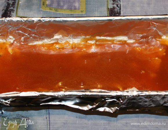 Второй слой карамели. Нам понадобиться половина порции карамели. Перед употреблением ее нужно немного прогреть, чтобы она стала более жидкой, тогда ее легко будет распределить по поверхности. Но это в том случае, если ваша карамель хорошо загустела. Ставим в морозилку на 5 минут. Карамель быстро застывает. В итоге должно получиться семифредо с двумя карамельными слоями.