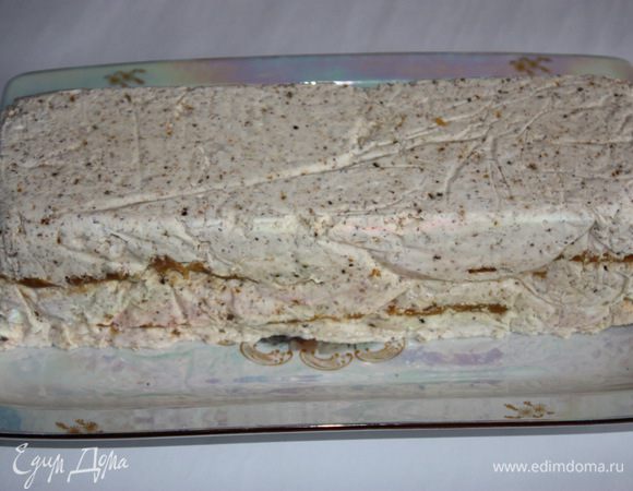 Затем выкладываем второй слой сливочной массы, ставим в морозильную камеру на 2 часа, чтобы оно «схватилось», а не заморозилось. Достаем из морозилки, выкладываем на блюдо и избавляемся от фольги. 